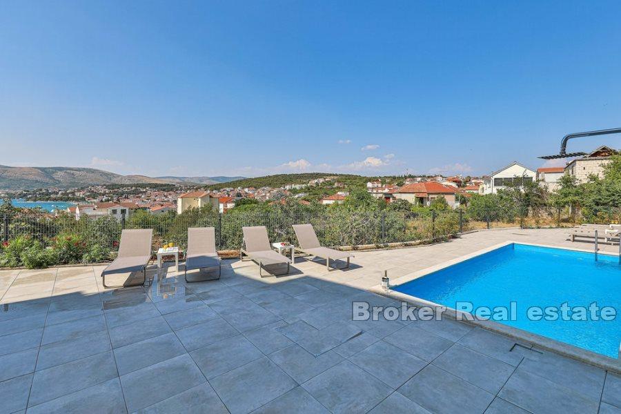 Luxurious one bedroom apartment with garden and sea view