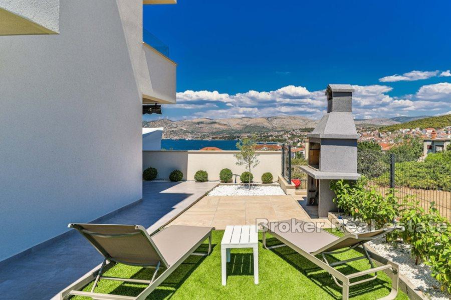 Luxurious one bedroom apartment with garden and sea view