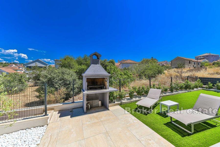 Luxurious one bedroom apartment with garden and sea view