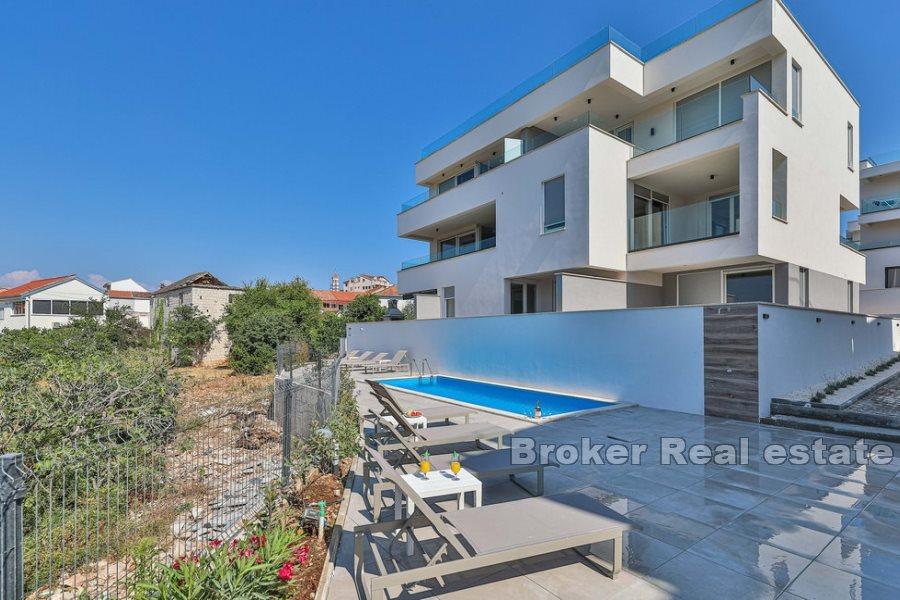 Luxurious one bedroom apartment with garden and sea view