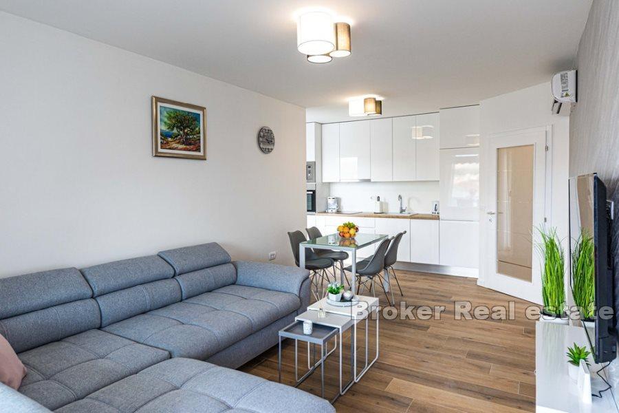 Luxuriöse Einzimmerwohnung mit Garten und Meerblick