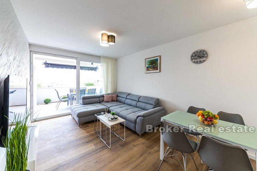 Luxurious one bedroom apartment with garden and sea view