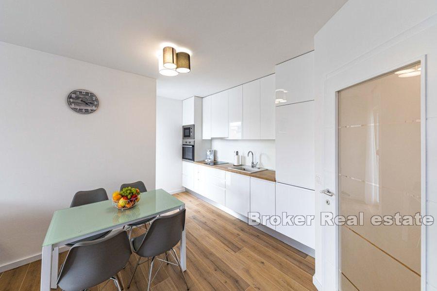 Luxuriöse Einzimmerwohnung mit Garten und Meerblick