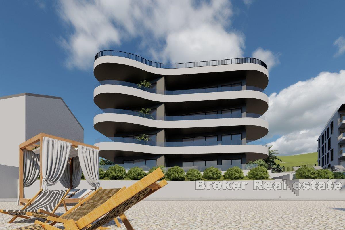 Luxurious apartment with a garden in the first row to the sea