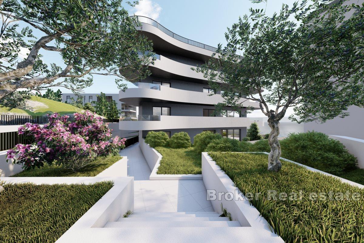 Luxurious apartment with a garden in the first row to the sea