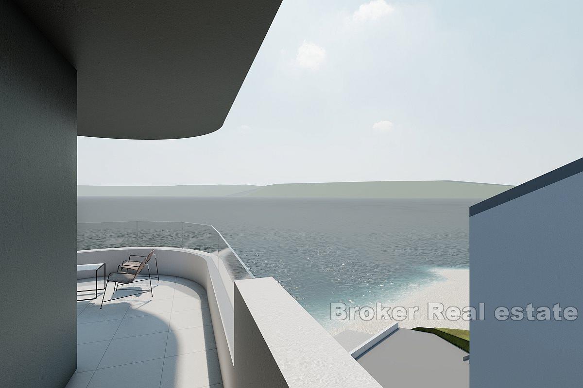 Luxurious apartment in the first row to the sea