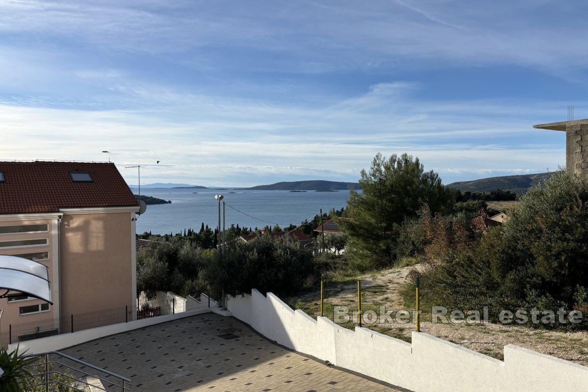 Appartement moderne de deux pièces avec vue mer