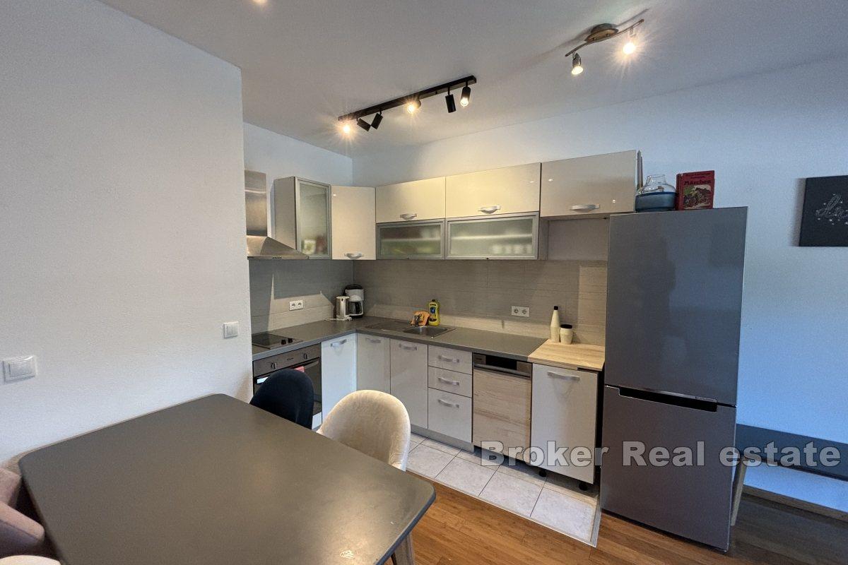 Appartement moderne de deux pièces avec vue mer