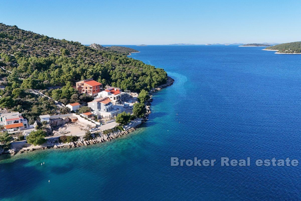 Building land in the second row to the sea