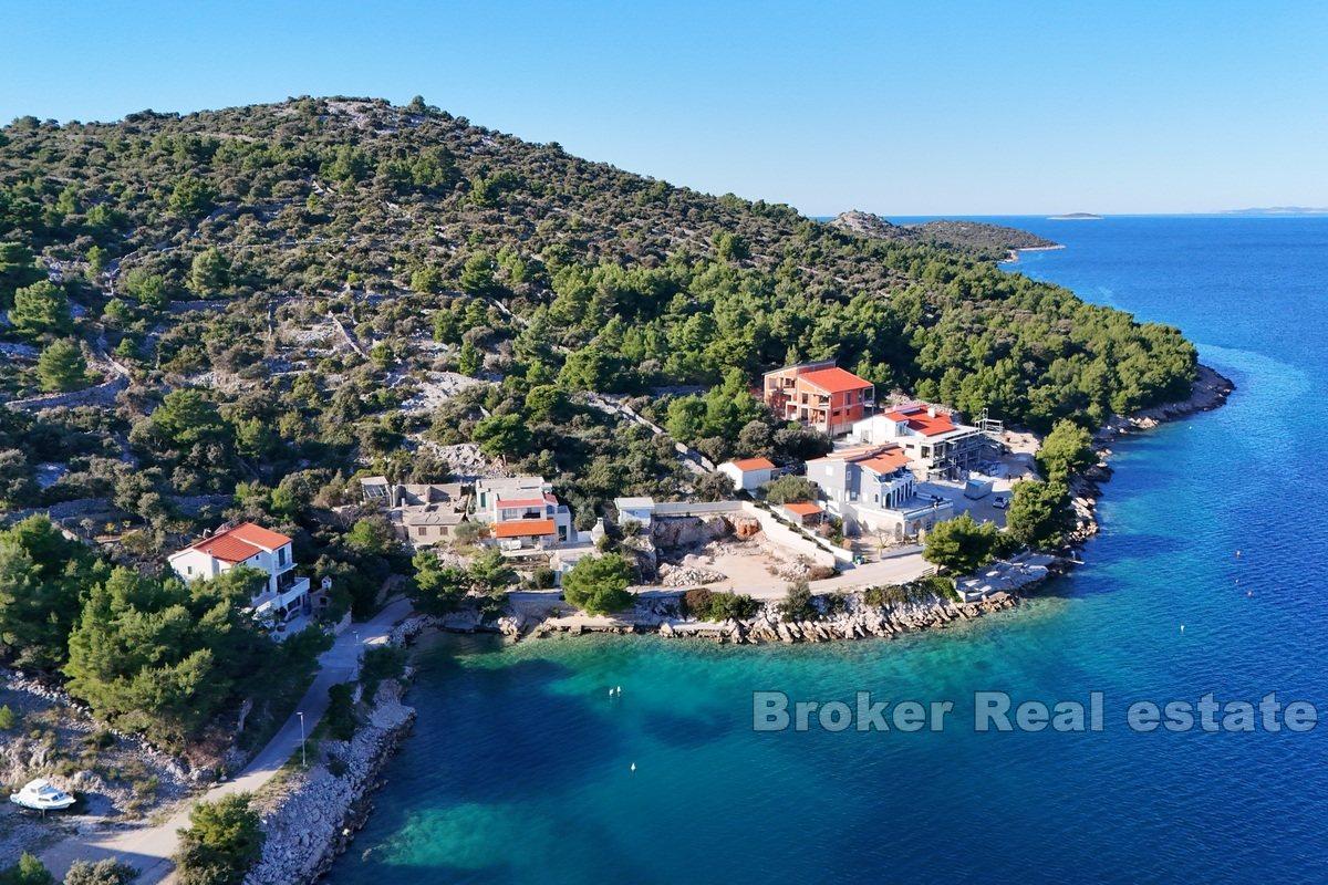 Building land in the second row to the sea