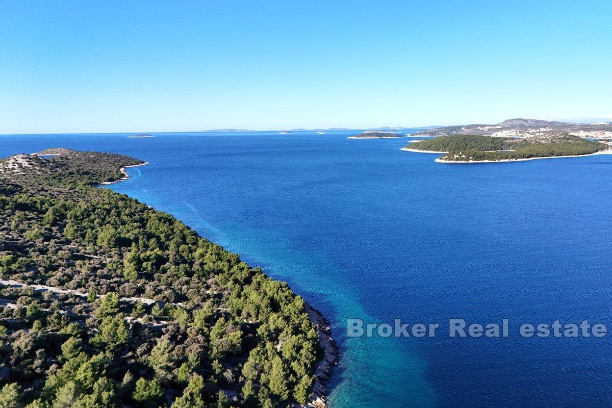 Building land in the second row to the sea