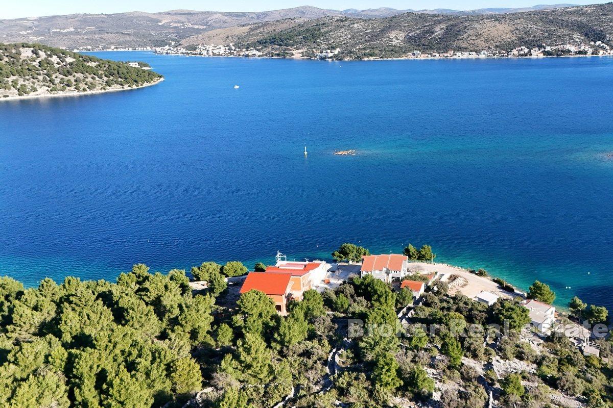 Building land in the second row to the sea