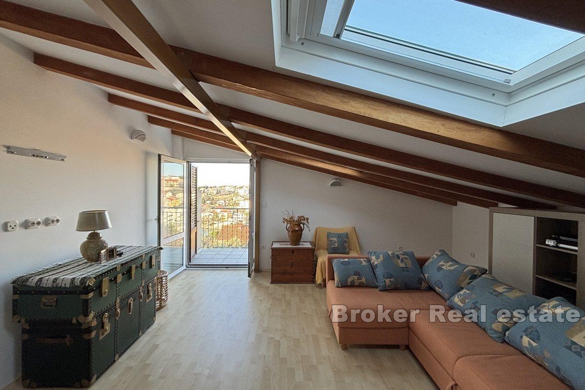 Semi-detached house with sea view