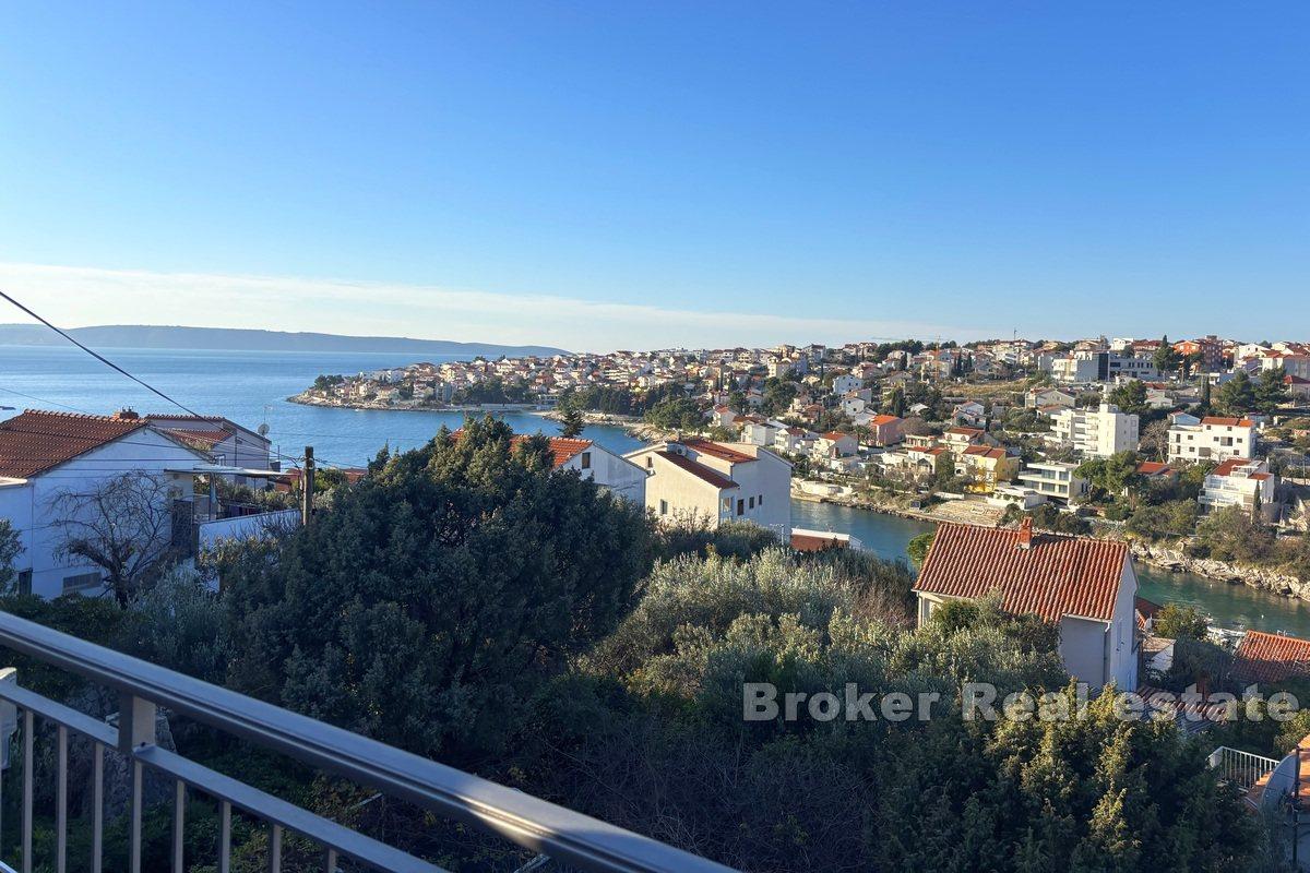Semi-detached house with sea view
