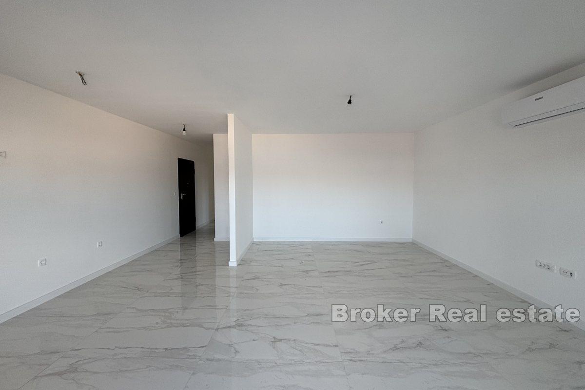 Rymlig takvåning med havsutsikt