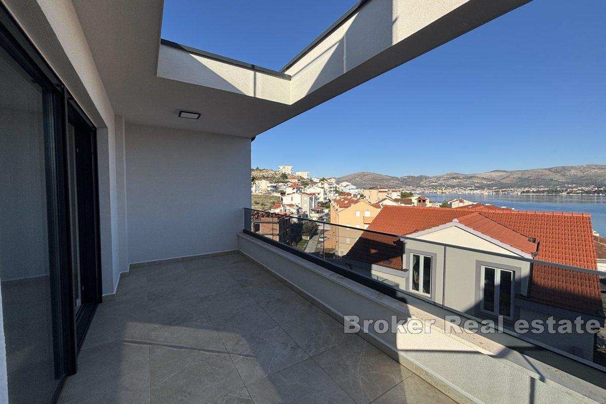 Attico moderno con vista mare