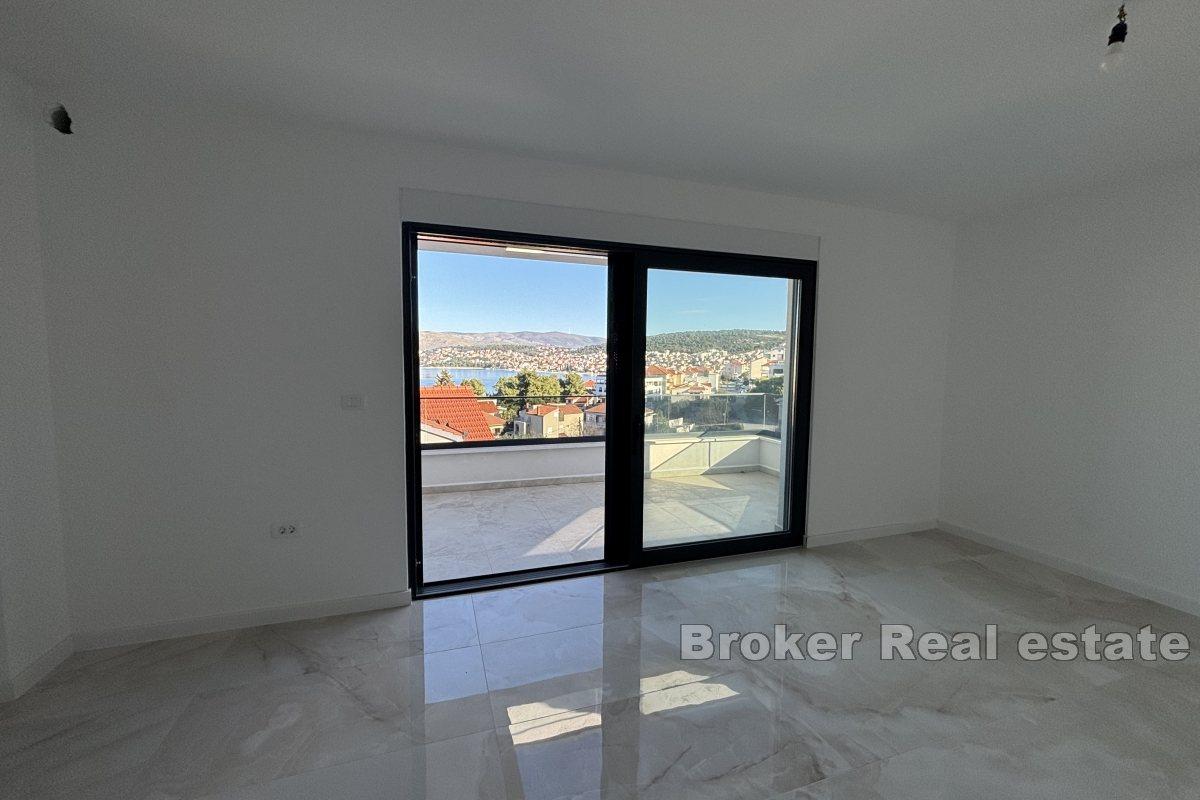 Attico moderno con vista mare