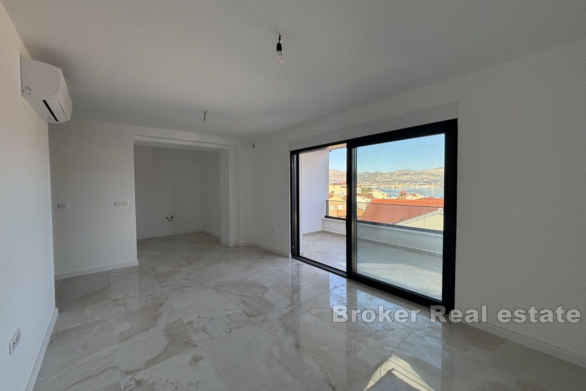 Attico moderno con vista mare