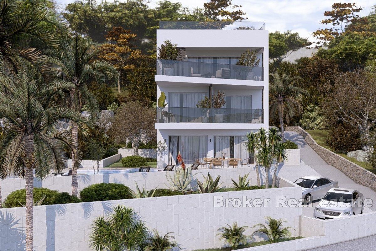 Luxury apartment with garden and pool in the first row to the sea