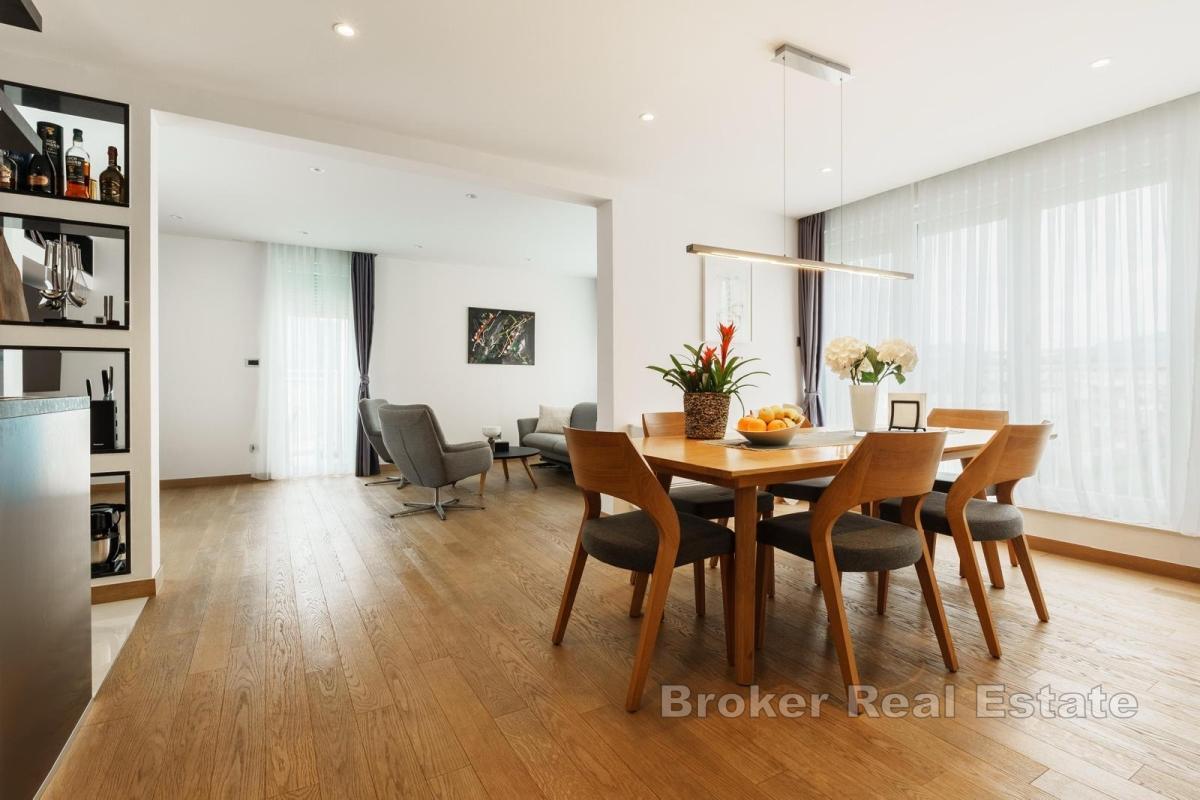 Luksusowy apartament z trzema sypialniami i widokiem na morze