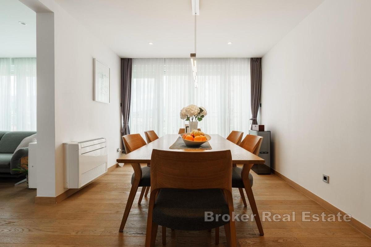 Luxueux appartement de trois chambres avec vue sur la mer