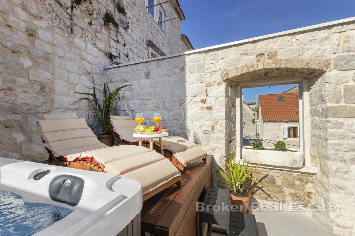 Аутентичный каменный дом с современным дизайном