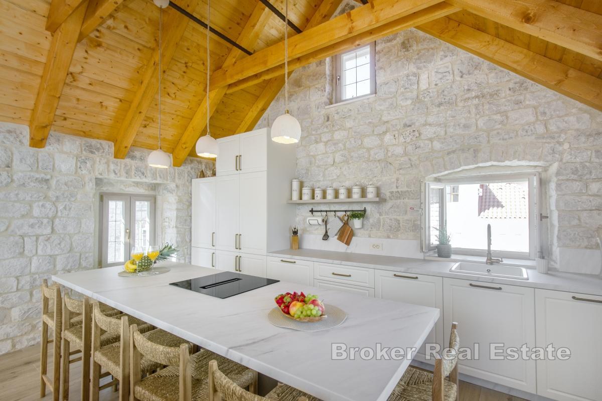 Autentiskt stenhus med modern design