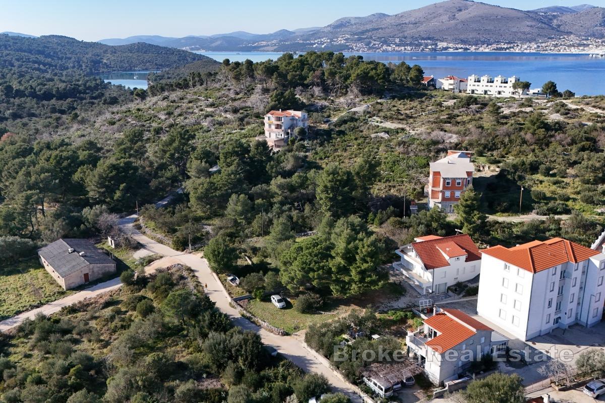 Byggnadsmark i lugnt läge