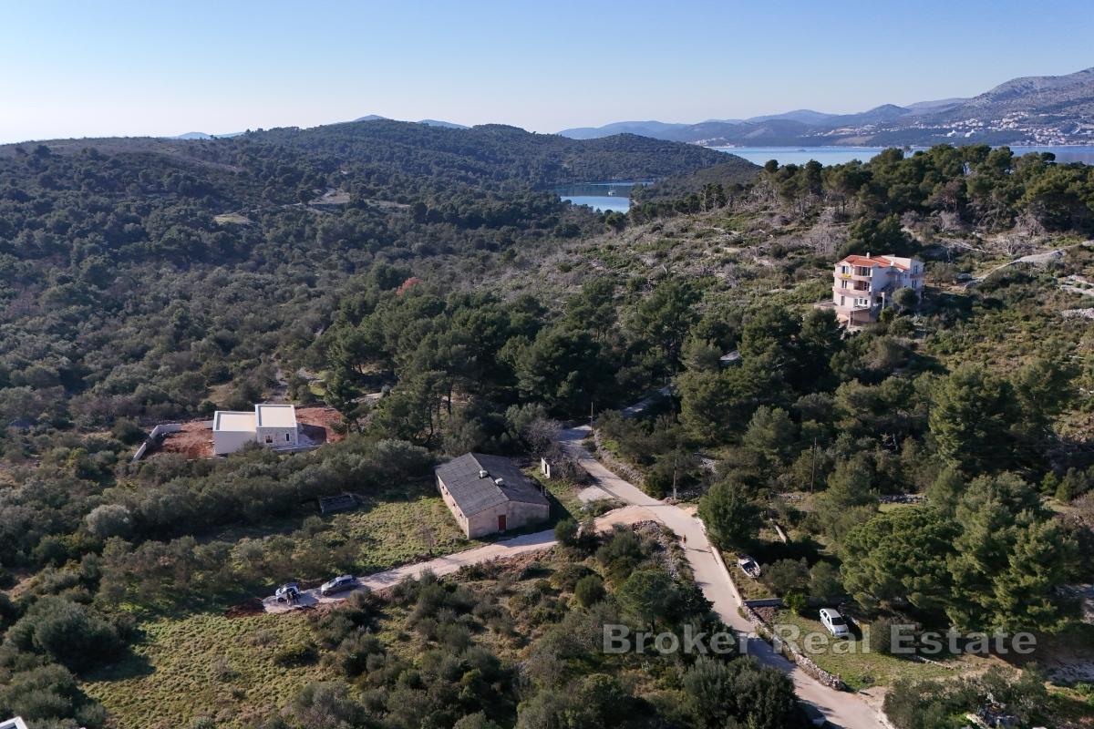 Byggnadsmark i lugnt läge