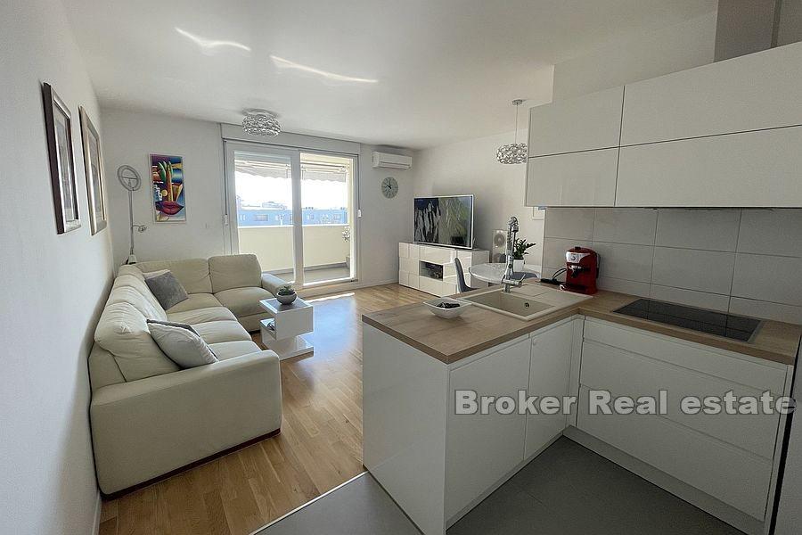 Žnjan, appartement de trois chambres avec loggia