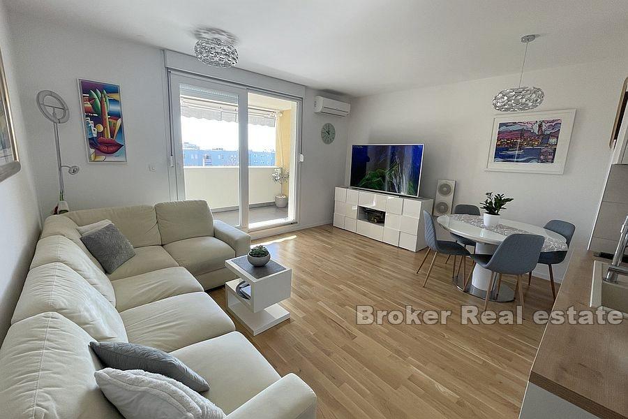 Žnjan, appartement de trois chambres avec loggia