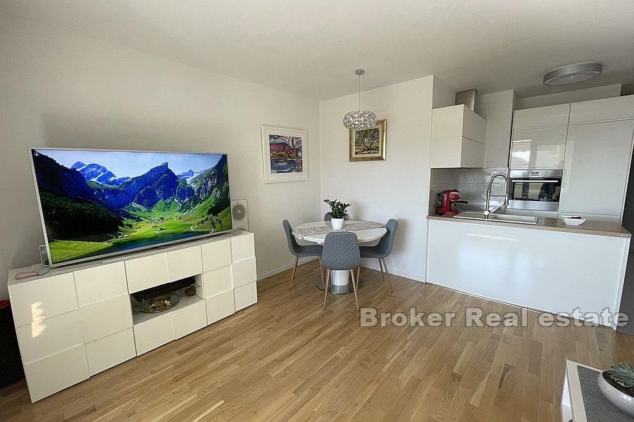 Žnjan, appartement de trois chambres avec loggia