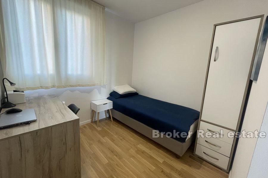 Žnjan, treroms leilighet med loggia