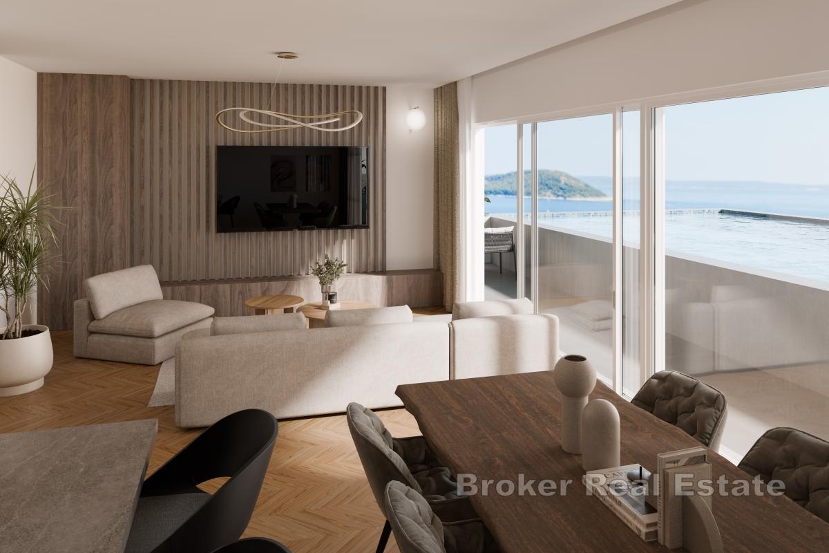 Lussuoso attico con piscina e vista mare