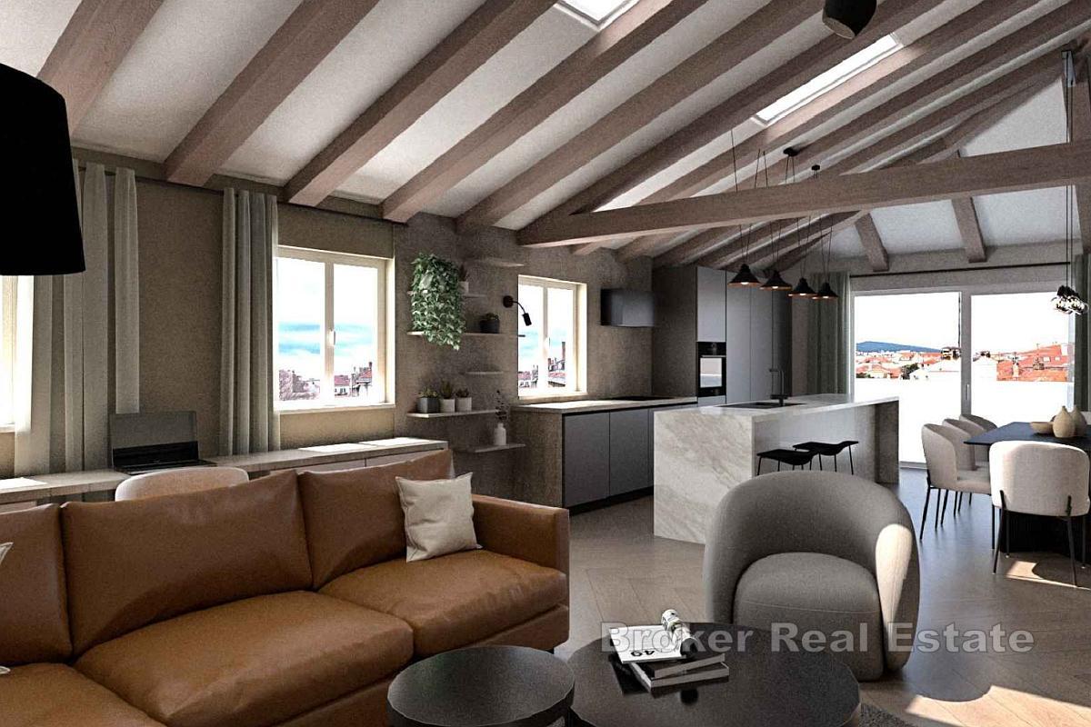 En rymlig lägenhet med terrass för renovering i ett utmärkt läge