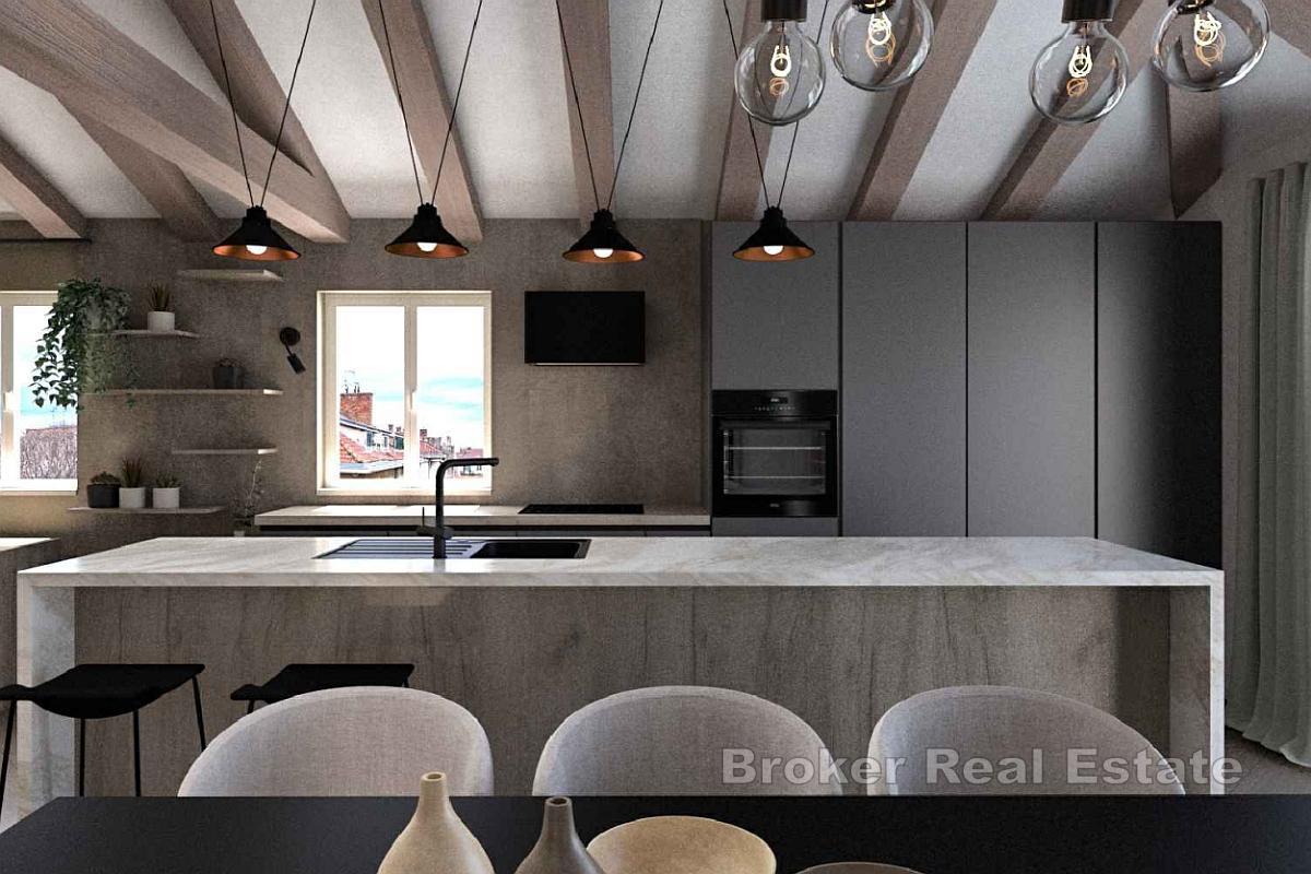 En rymlig lägenhet med terrass för renovering i ett utmärkt läge