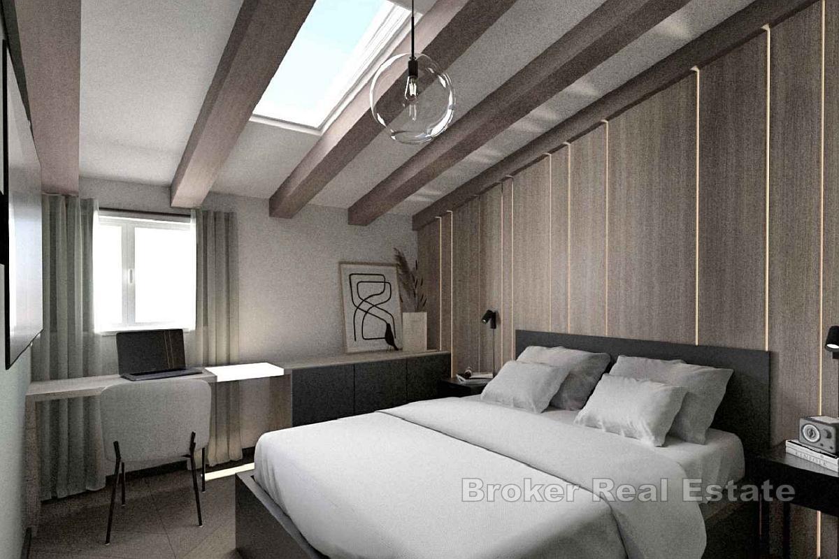 En rymlig lägenhet med terrass för renovering i ett utmärkt läge