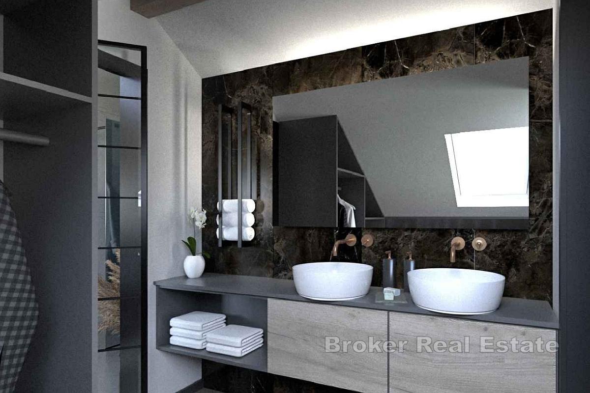 En rymlig lägenhet med terrass för renovering i ett utmärkt läge