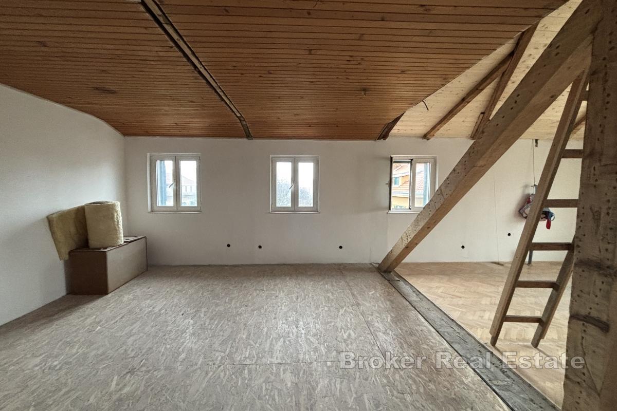 Eine großzügige Wohnung mit Terrasse zum Renovieren in bester Lage