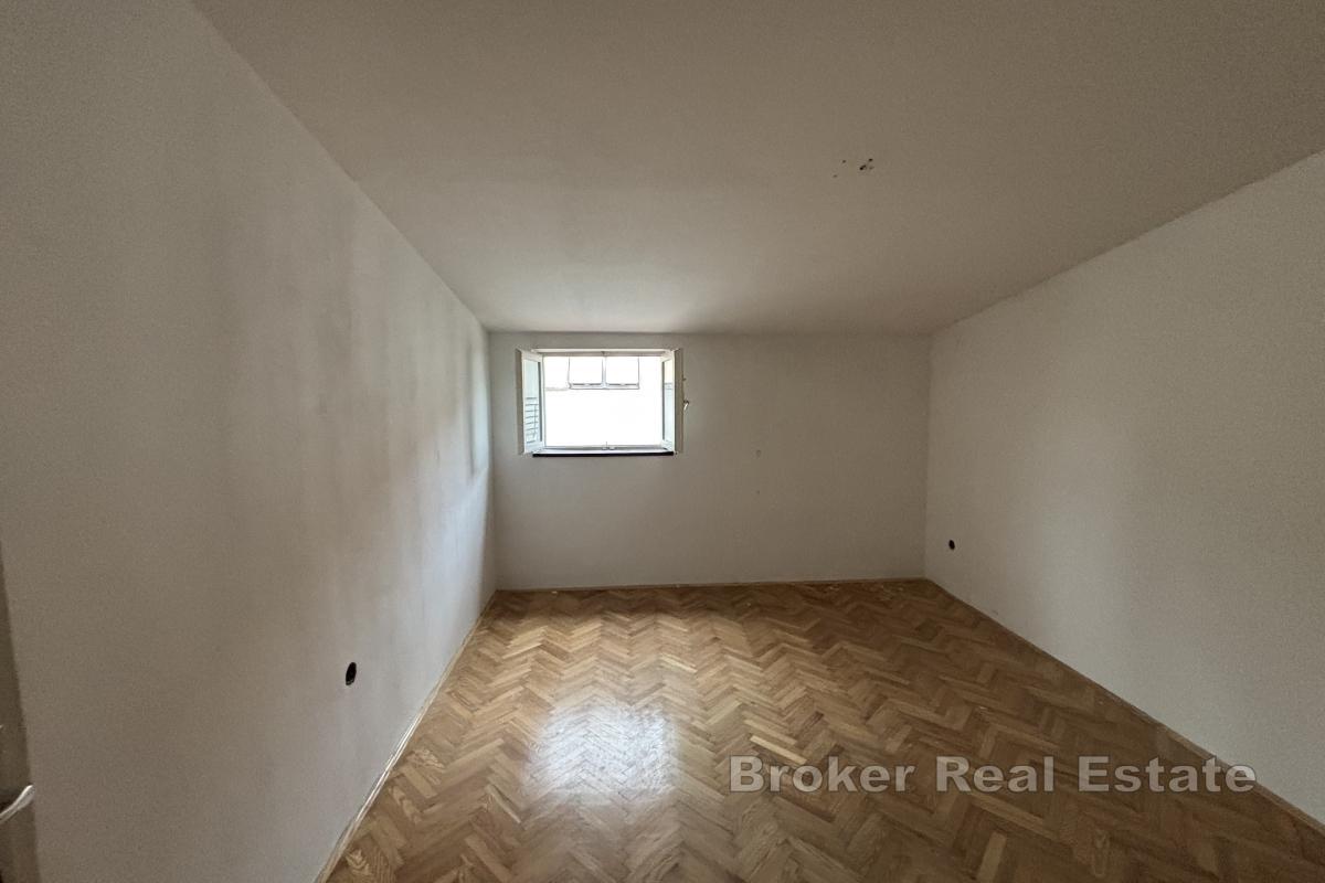 Eine großzügige Wohnung mit Terrasse zum Renovieren in bester Lage