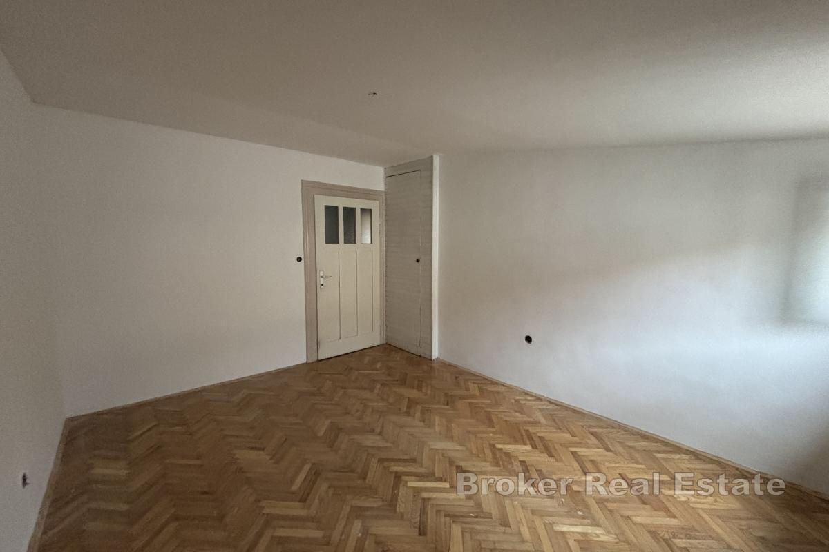 Eine großzügige Wohnung mit Terrasse zum Renovieren in bester Lage