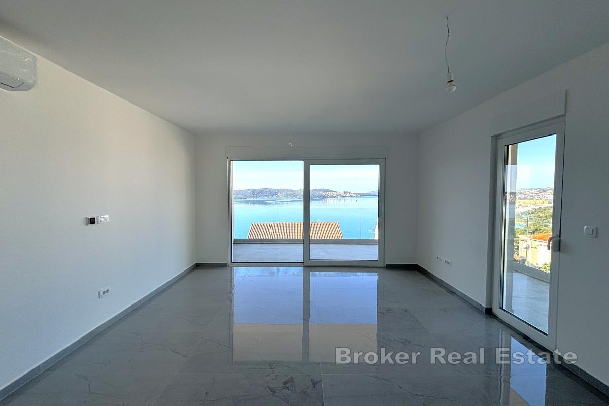 Moderno attico con vista panoramica sul mare