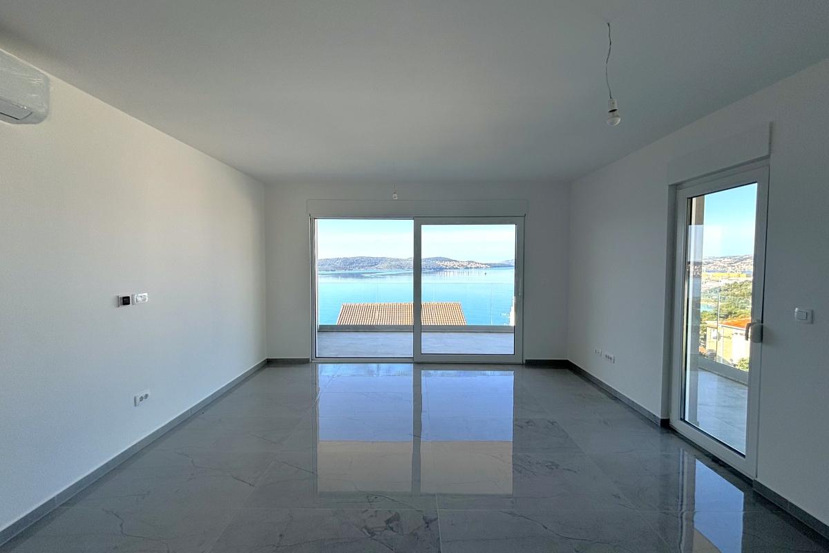 Modern takvåning med panoramautsikt över havet