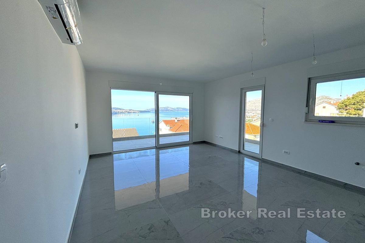 Appartement penthouse moderne avec vue panoramique sur la mer