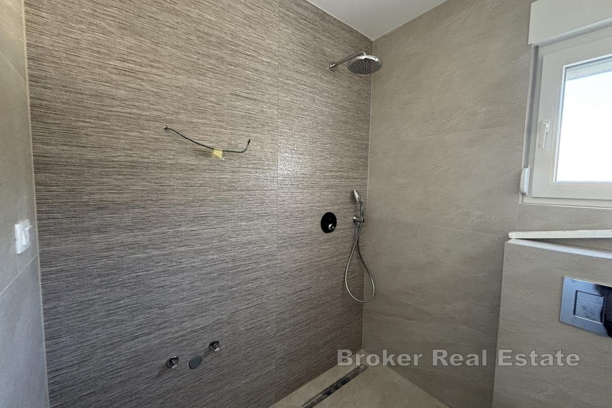 Moderne Penthouse-Wohnung mit Panoramablick auf das Meer