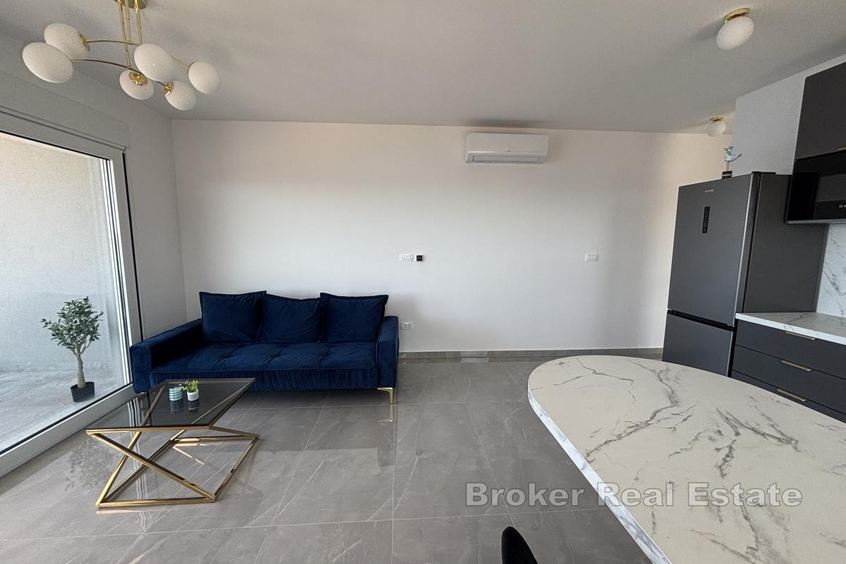 Izvanredan penthouse s krovnom terasom blizu mora