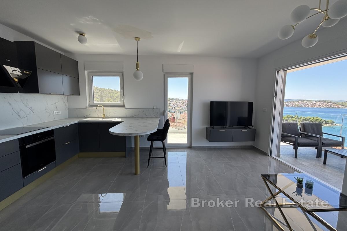 Izvanredan penthouse s krovnom terasom blizu mora