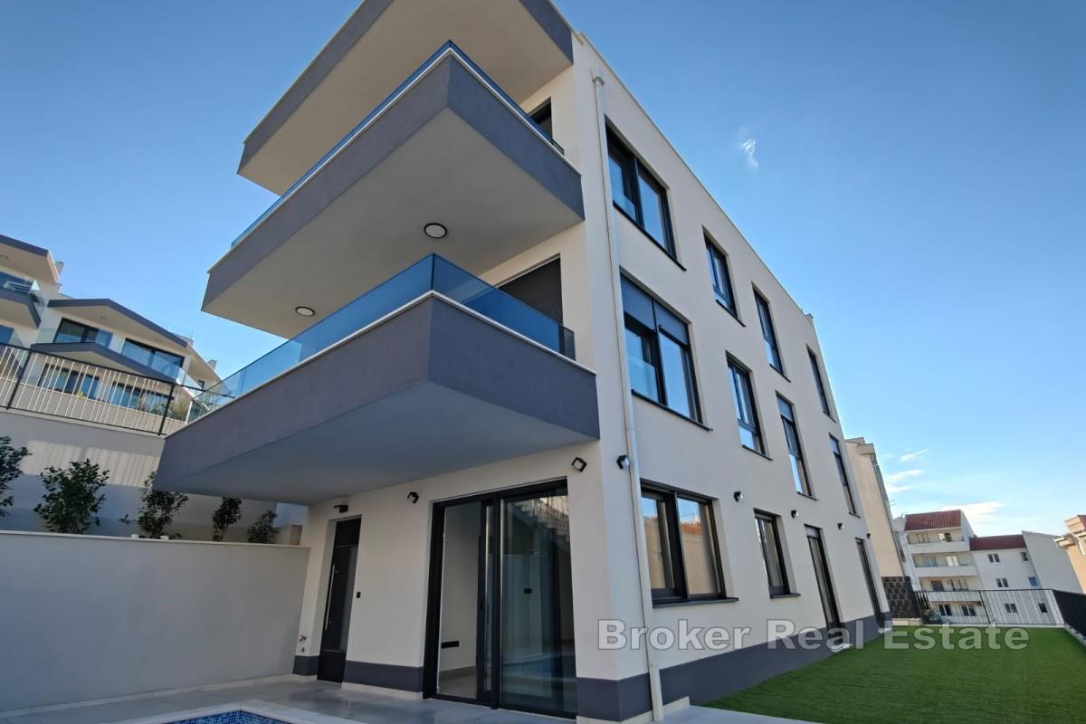 Przestronny apartament z basenem i ogrodem