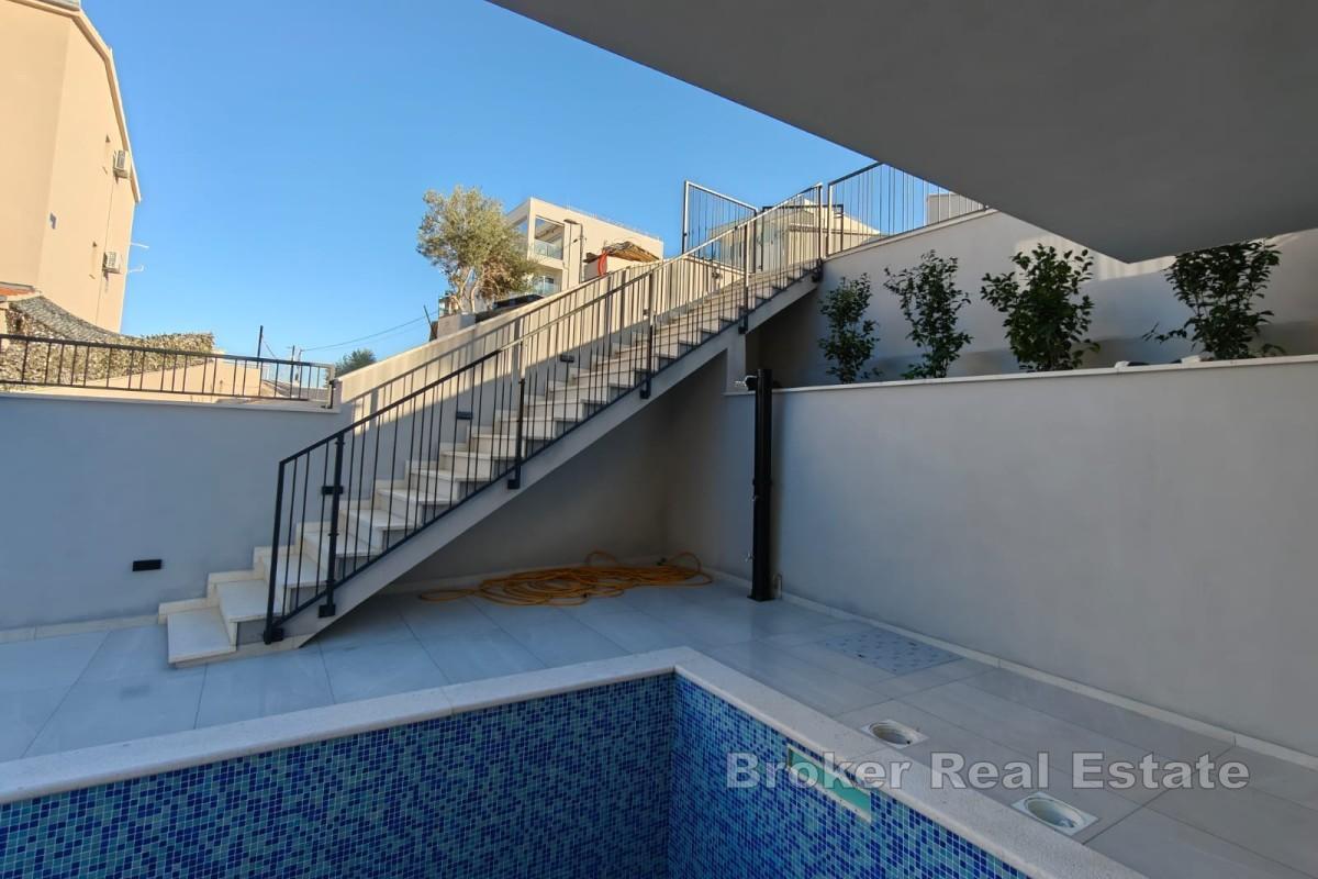 Rymlig lägenhet med pool och trädgård