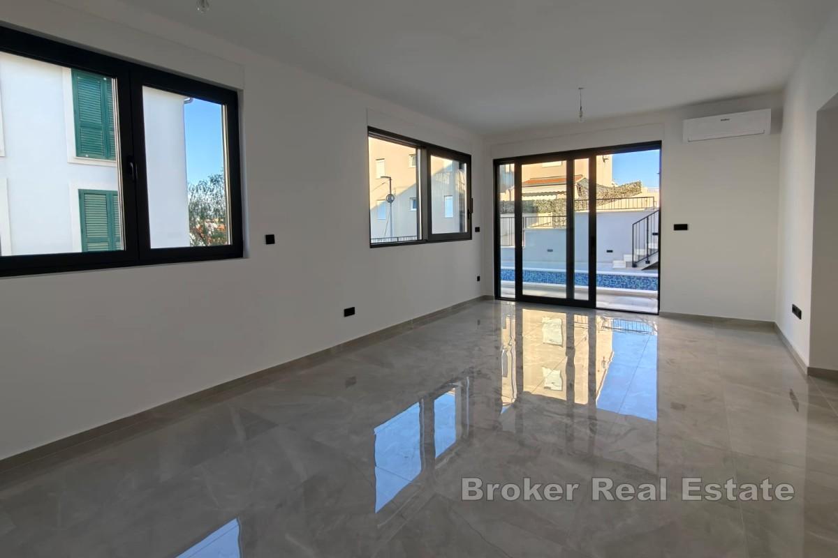 Rymlig lägenhet med pool och trädgård